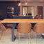 Seitliche Ansicht der Trapez Tischbeine aus Metall – Modell YAKO
